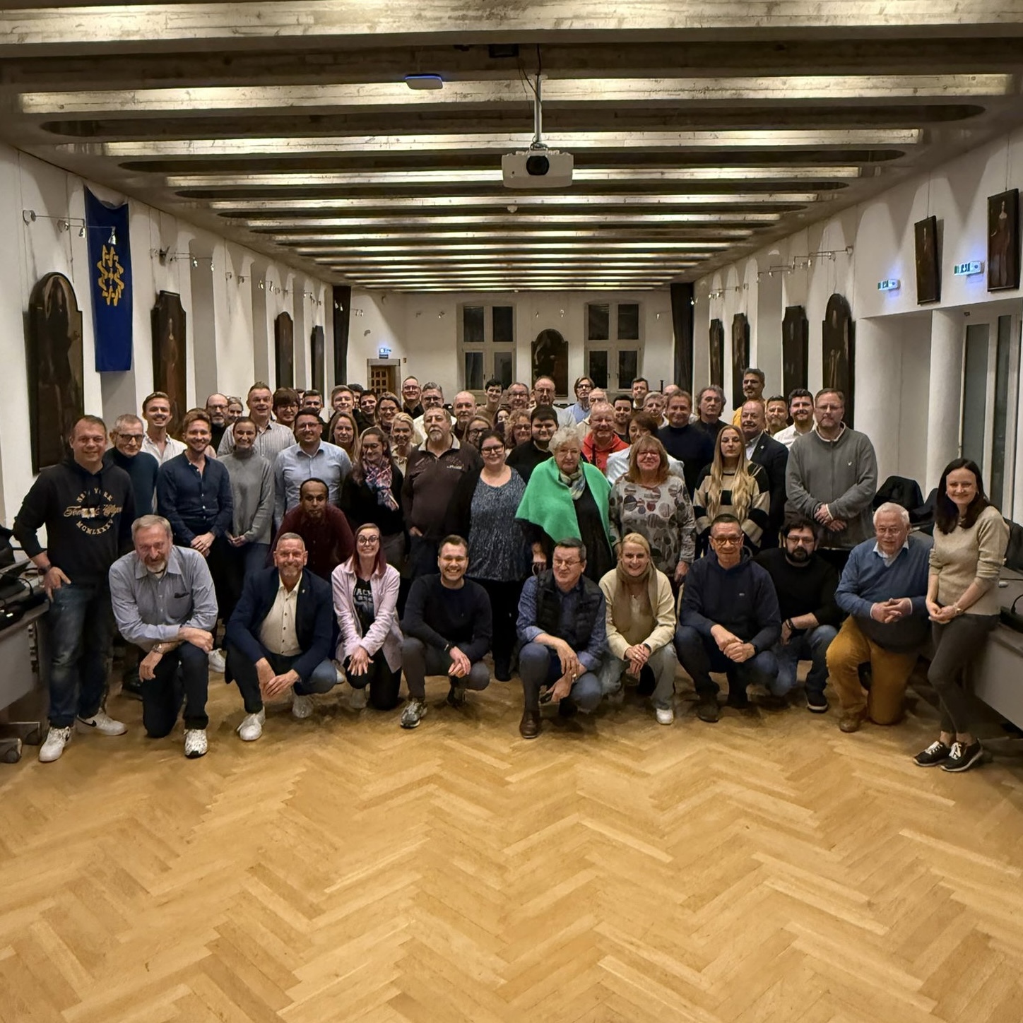 80 Mitglieder hat die erweiterte CDU-Ratsfraktion, die sich jetzt zu ihrer ersten Sitzung traf. Vorsitzender bleibt Paul Schrmbges (2. von rechts), links im Bild Brgermeister Christian Pakusch.