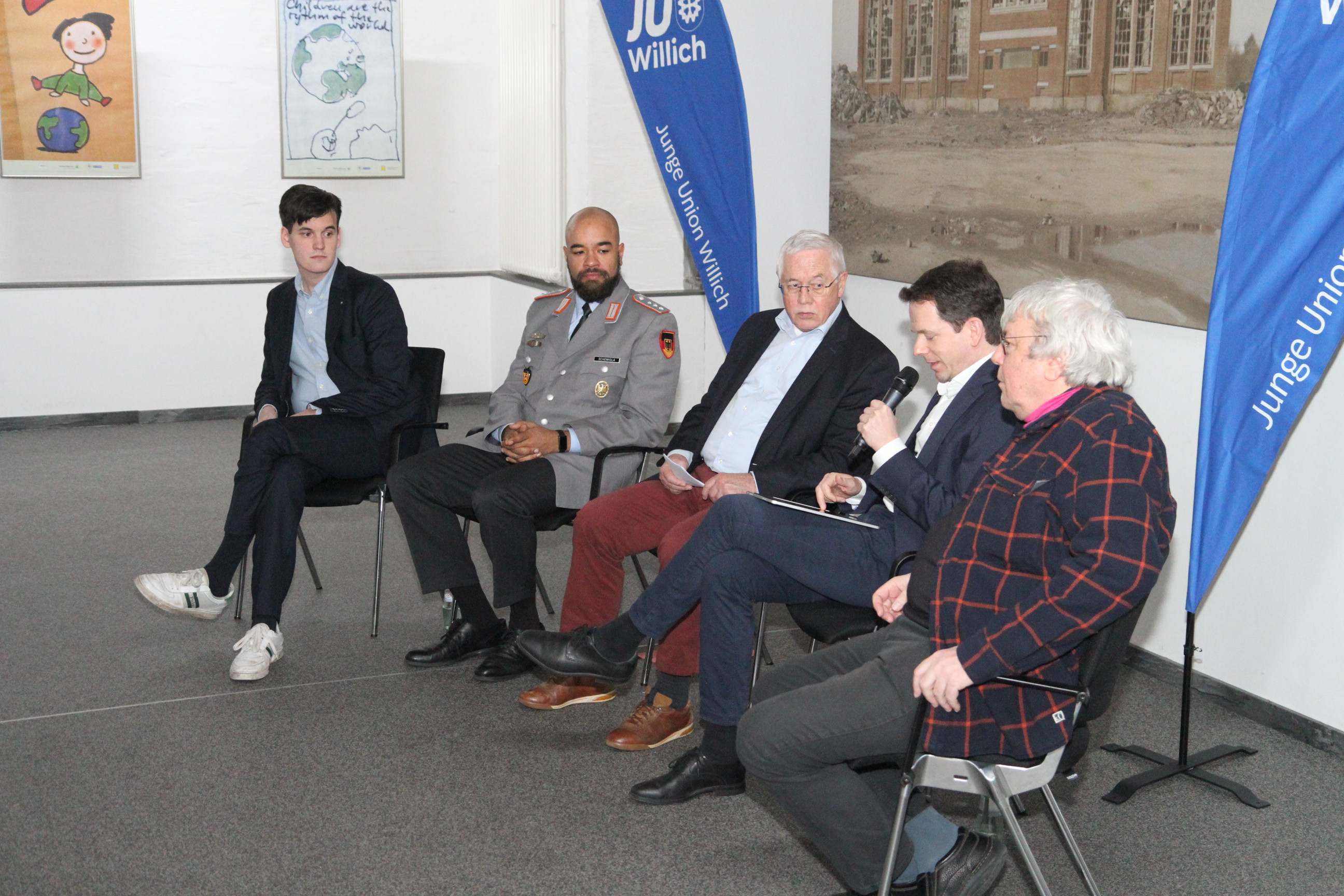 vlnr: Anton Grosse (JU), Jugendoffizier Raphael Schewiola, Moderator Paul Schr�mbges (CDA), Martin Plum MdB und sein Vorg�nger Uwe Schummer (CDA)